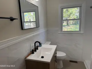 121 Laurel Drive, Wilmington, NC 28401 — 3-bedroom home in Wrightsboro Acres, Wilmington, NC, photo 6 of 18: Laurel bath