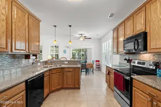256 Downing Glen Place, Calabash, NC 28467 — 4-bedroom home in The Farm, Calabash, NC, photo 9 of 42: Kitchen