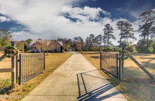102 Plantation Drive, Swansboro, NC 28584 — 3-bedroom home in Plantation Est, Swansboro, NC, photo 3 of 71: DSC_1398And8more-Edit