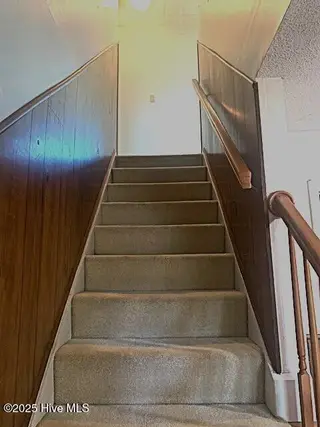 204 Kerry Court, Jacksonville, NC 28546 — 5-bedroom home in Windsor Manor, Jacksonville, NC, photo 4 of 53: Stairway
