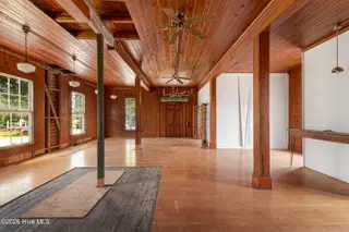 204 Turner Street, Beaufort, NC 28516 – photo 5: First floor gathering and meeting space