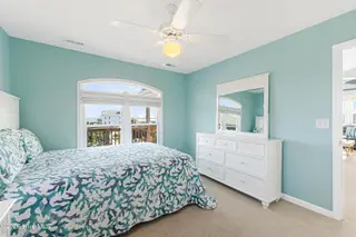 118 Heverly Drive, Emerald Isle, NC 28594 – photo 21: Primary bedroom