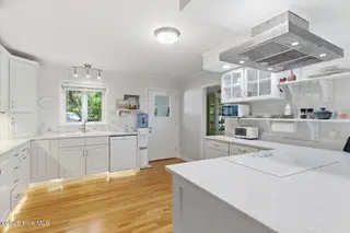 305 River Drive, Southport, NC 28461 – photo 14: 21-Kitchen