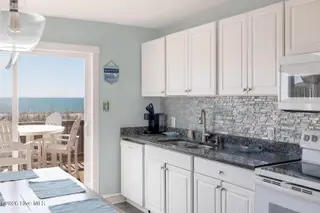1509 Ocean Drive West, Emerald Isle, NC 28594 — 4-bedroom townhome in Emerald Isle By The Sea, Emerald Isle, NC, photo 7 of 26: 2 Seas the Day West 021