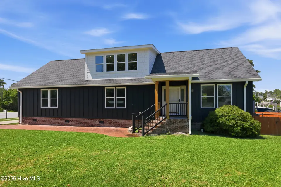 201 Mansfield Parkway, Morehead City, NC 28557 – photo 1 of 50: Front