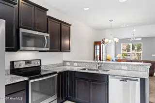 146 Freeboard Lane, Carolina Shores, NC 28467 — 3-bedroom condo in Beacon Townes, Carolina Shores, NC, photo 5 of 40: 16-web-or-mls-CAMMediaLLC.com 142-15