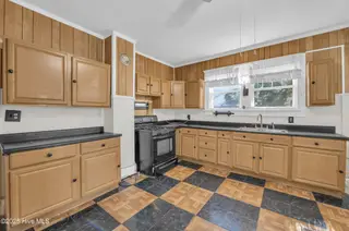 1812 Nun Street, Wilmington, NC 28403 – photo 9: Bright & Spacious Kitchen