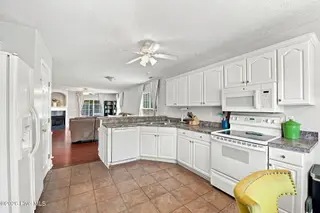 135 Luke Court, New Bern, NC 28560 – photo 8: Kitche n