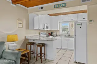 103 24th Street, Emerald Isle, NC 28594 — 4-bedroom townhome in Emerald Isle By The Sea, Emerald Isle, NC, photo 6 of 51: Kitchen
