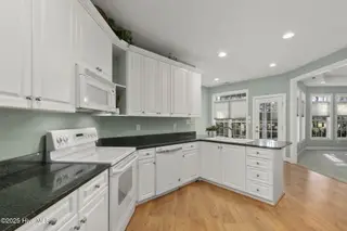 406 Hillcrest Drive, Morehead City, NC 28557 – photo 6: Kitchen