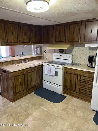 112 Pettiford Road, Peletier, NC 28584 — 3-bedroom manufactured home in Pettiford Point, Peletier, NC, photo 14 of 19: IMG_3879
