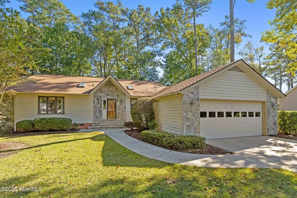 404 Hillcrest Drive, Morehead City, NC 28557 – photo 1 of 50: 2-web-or-mls-1S3A0785