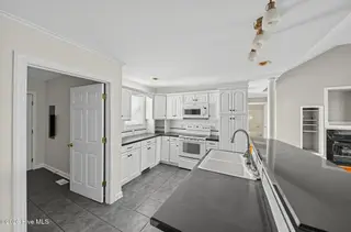 1108 Greenmeade Court, Greenville, NC 27858 – photo 7: 03_1108_Greenmeade_Ct-Kitchen-0118