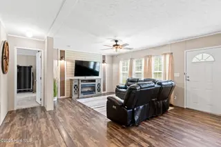 546 Pond Road, Rocky Point, NC 28457 – photo 10: Living room