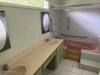 110 Stillwater Court, New Bern, NC 28562 — 3-bedroom home in River Bend, New Bern, NC, photo 6 of 18: Primary Bathroom