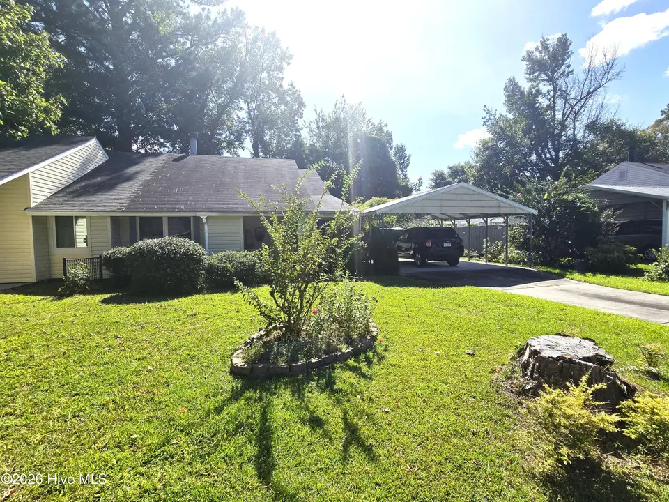 1014a Kings Way, New Bern, NC 28562 – photo 1 of 23: Front of house