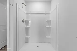 614 S Squires Run Lane, Richlands, NC 28574 – photo 24: Master Bathroom