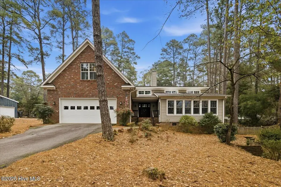 575 S Valley Road, Southern Pines, NC 28387 — 4-bedroom home in Golfcrest, Southern Pines, NC, photo 1 of 50: Exterior