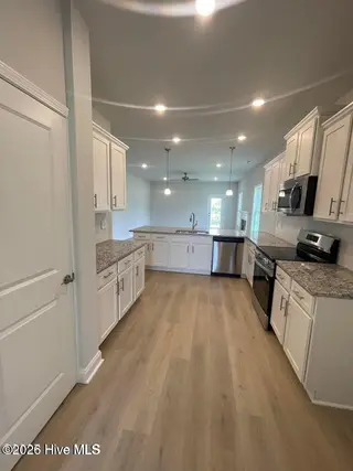 915 Caroline Court, New Bern, NC 28560 – photo 11: 1727 Kitchen1