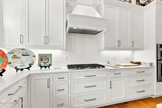 109 Broad Street, Beaufort, NC 28516 – photo 13: Gas 5 burner cooktop