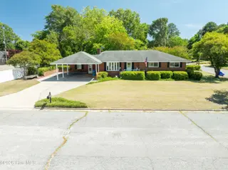 100 E Berkshire Road, Greenville, NC 27858 – photo 4: WALK TO EAST CAROLINA SPORTING EVENTS!