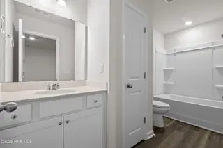 806 Palm Frond Way NW, Calabash, NC 28467 – photo 19: Upstairs guest bathroom