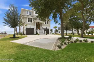 4741 S Shore Drive, Morehead City, NC 28557 – photo 6: 6-web-or-mls-4741 S Shore Dr 007
