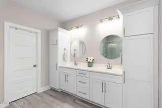 212 Taylorwood Drive, Beaufort, NC 28516 – photo 21: First floor primary bedroom suite