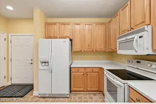 250 Woodlands Way Unit 14, Calabash, NC 28467 — 3-bedroom condo in Woodlands @ Crow Creek, Calabash, NC, photo 12 of 49: Kitchen