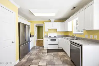 141 Crystal Road, Southport, NC 28461 — 3-bedroom home, Southport, NC, photo 12 of 40: 141 Crystal Rd Kitchen