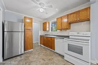 700 Henderson Drive, Jacksonville, NC 28540 – photo 13: 33-web-or-mls-_RAD1807