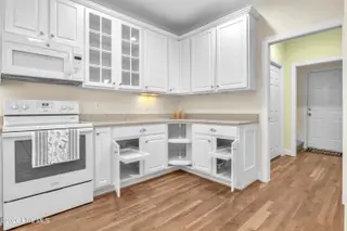 8724 Sedgley Drive, Wilmington, NC 28412 – photo 13: Kitchen Cabinets