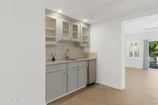 117 Hodges Street, Morehead City, NC 28557 – photo 11: Wet bar