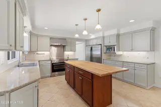 117 Hodges Street, Morehead City, NC 28557 – photo 7: Kitchen with wet bar