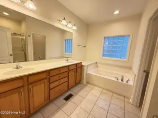 103 Castelnau Court, Jacksonville, NC 28540 — 5-bedroom home in Williamsburg Plantation, Jacksonville, NC, photo 22 of 52: 10. Master Bath A