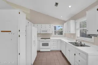 2101 Jumpin Run Drive, Wilmington, NC 28403 – photo 2: Kitchen