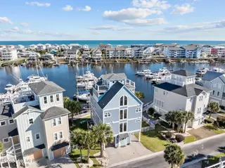 902 Grand Bahama Drive, Carolina Beach, NC 28428 — 5-bedroom home in Federal Point Yacht, Carolina Beach, NC, photo 9 of 68: 24-web-or-mls-DJI_20251104133322_0337_D