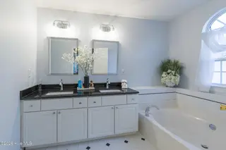 208 Eighth Street, New Bern, NC 28560 — 3-bedroom home in Trolley Run, New Bern, NC, photo 22 of 61: 3 Bedroom 2 Baths