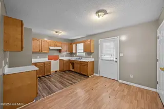 1403 Lockwood Road, Kinston, NC 28501 — 3-bedroom home in Brentwood, Kinston, NC, photo 8 of 32: Kitchen and Dining Area