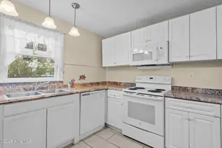 1204 Castle Street, Wilmington, NC 28401 – photo 5: 24-web-or-mls-DSC04227