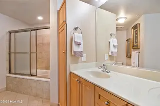 100 Olde Towne Yacht Club Drive 512, Beaufort, NC 28516 – photo 21: En suite primary bathroom
