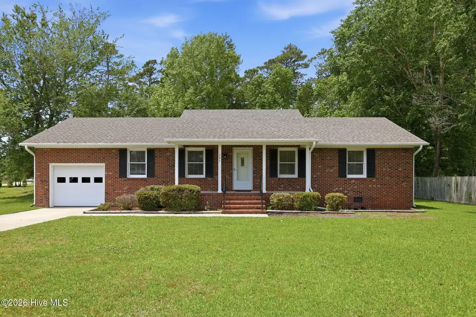 703 Oxford Drive, Morehead City, NC 28557 – photo 1 of 24: 703 Oxford Drive