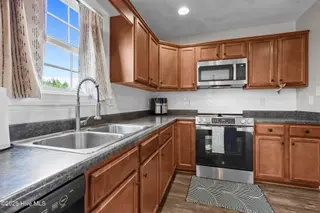 254 Silver Hills Drive, Jacksonville, NC 28546 – photo 13: 21-web-or-mls-254 Silver Hills Dr. 21