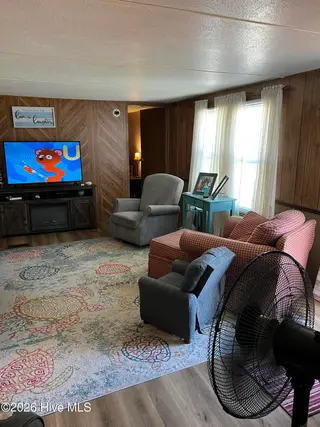 112 Pettiford Road, Peletier, NC 28584 — 3-bedroom manufactured home in Pettiford Point, Peletier, NC, photo 10 of 19: living