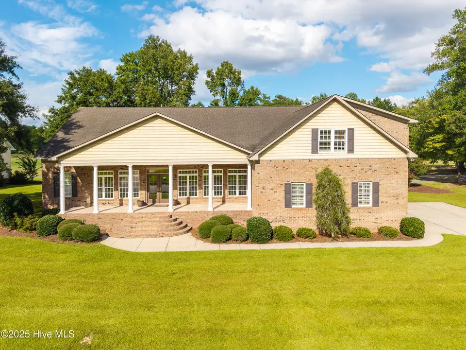 906 Taberna Circle, New Bern, NC 28562 – photo 1 of 34: 906 Taberna Circle, New Bern, NC 28562