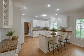606 Taberna Circle, New Bern, NC 28562 – photo 14: Virtually Staged Modern Kitchen