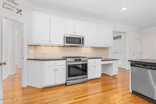 1119 Falling River Walk, Rocky Mount, NC 27804 — 4-bedroom home in River Falls, Rocky Mount, NC, photo 16 of 51: Chef’s Kitchen w/ Gas Stove