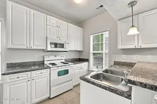 102 Sea Knight Lane, Havelock, NC 28532 – photo 15: 28-web-or-mls-DSC_8990_edit