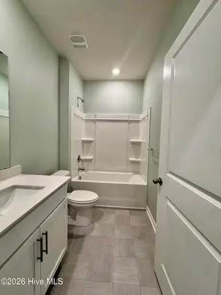 2021 Caracara Drive, New Bern, NC 28560 – photo 12: Guest BR Tub/Shower Combo