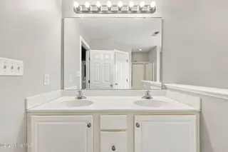 4008 Lucerne Court B, Winterville, NC 28590 – photo 23: 41-web-or-mls-IMG_0071_edit